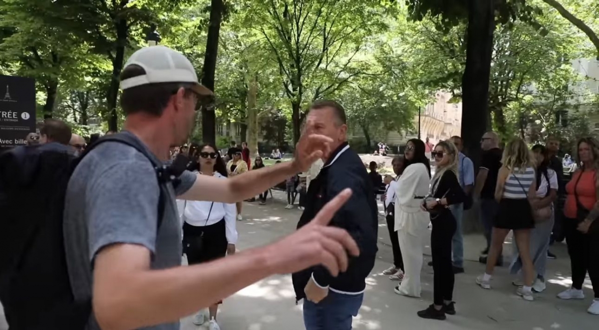 VIDEO Un vlogger a demascat mai mulți români care păcăleau turiștii cu 'alba-neagra' la Turnul Eiffel. Cum au reacționat bărbații