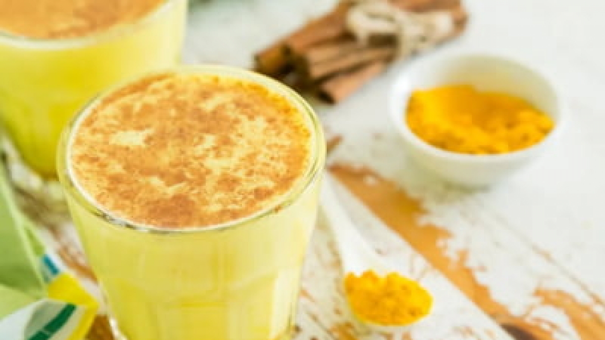 'Laptele auriu', băutura tradițională extrem de populară în lumea arabă care asigură un somn odihnitor. Conține doar două ingrediente
