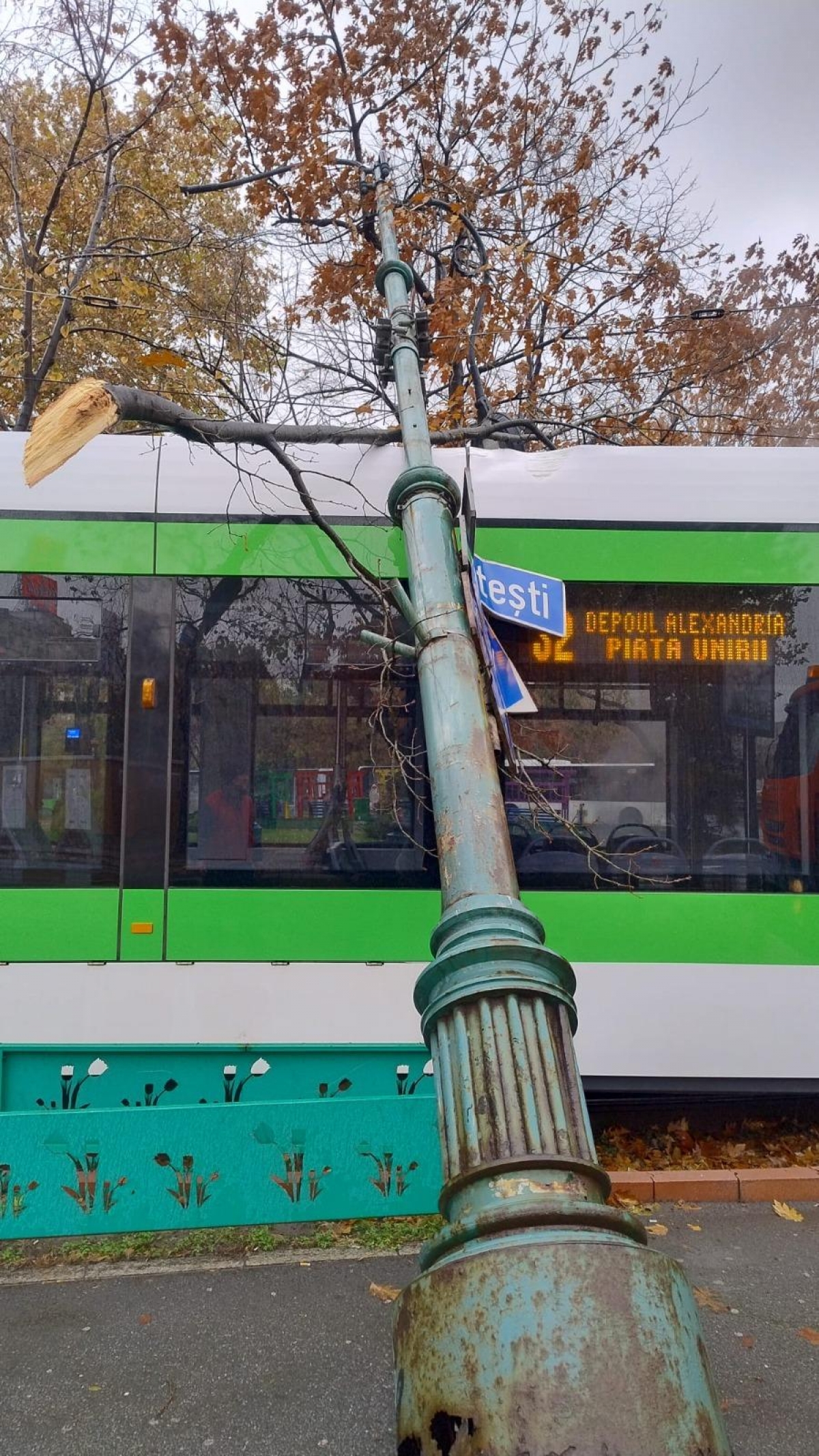 Un stâlp de iluminat s-a prăbușit peste un tramvai din Piața Unirii