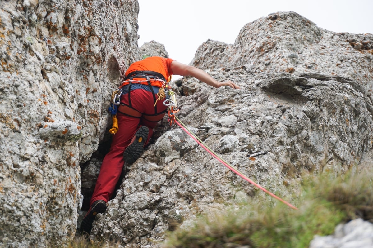 Doi tineri ucraineni, salvaţi de pe munte; aceştia au fost predaţi autorităţilor