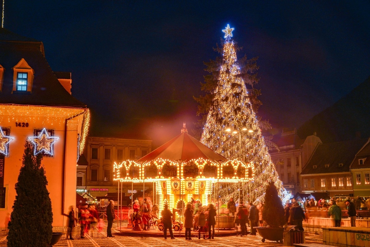 Un brad de aproape 30 de metri va împodobi Piața Sfatului din Brașov