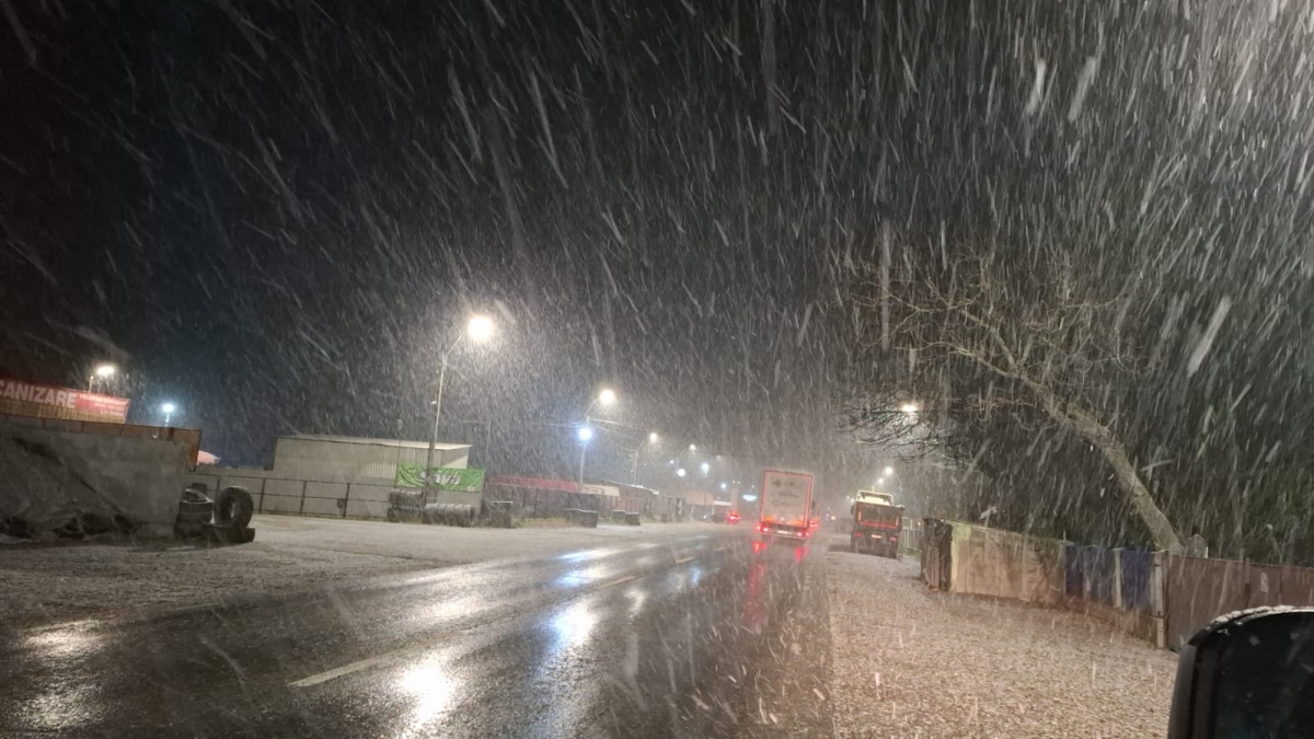 VIDEO Alertă de vreme rea în România: ninge abundent în mai multe județe, iar drumarii intervin cu utilaje