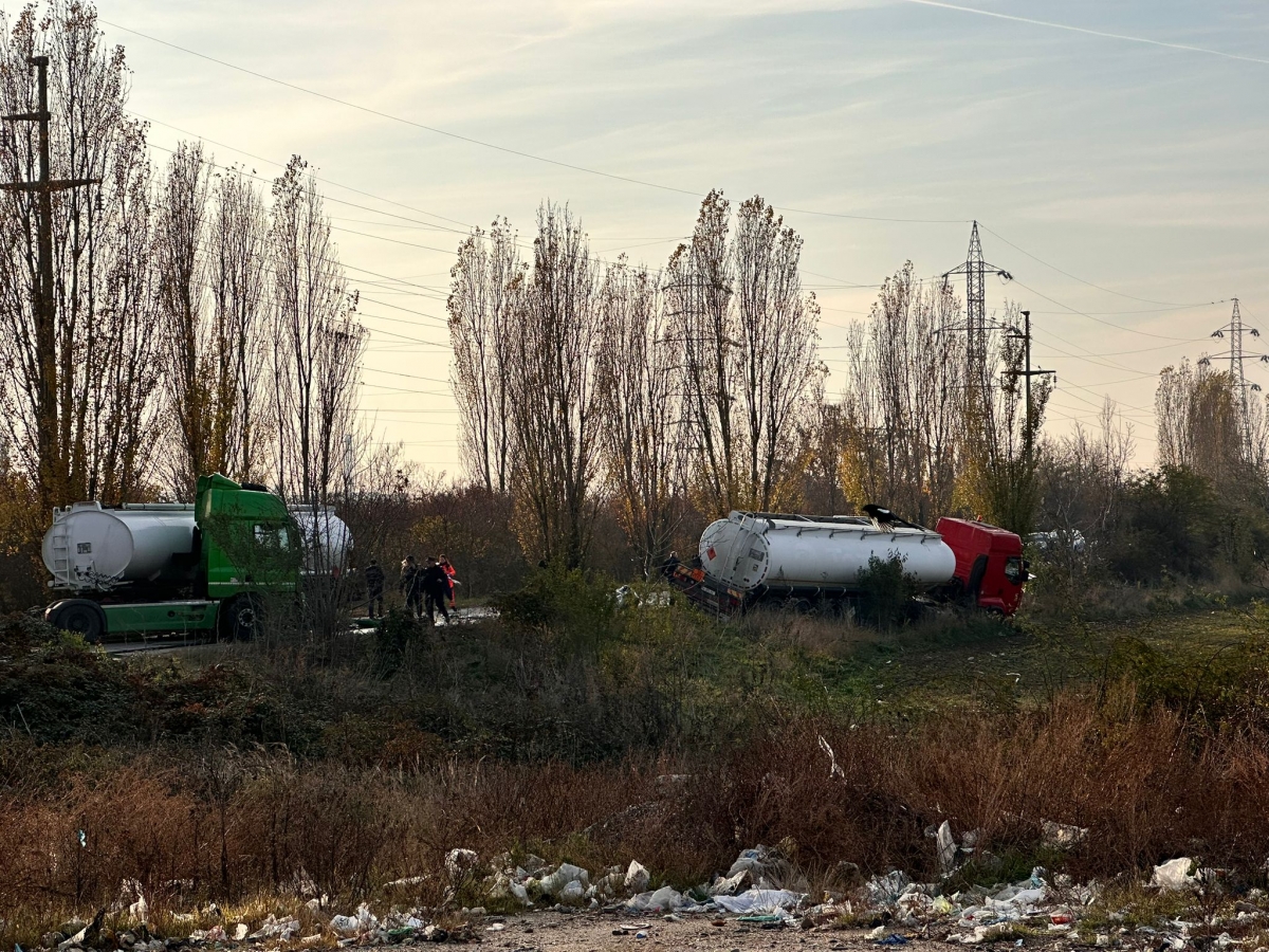 FOTO Accident grav între două cisterne și un autoturism pe DN1A: Unul dintre autotrenuri era încărcat cu 33 de tone de motorină