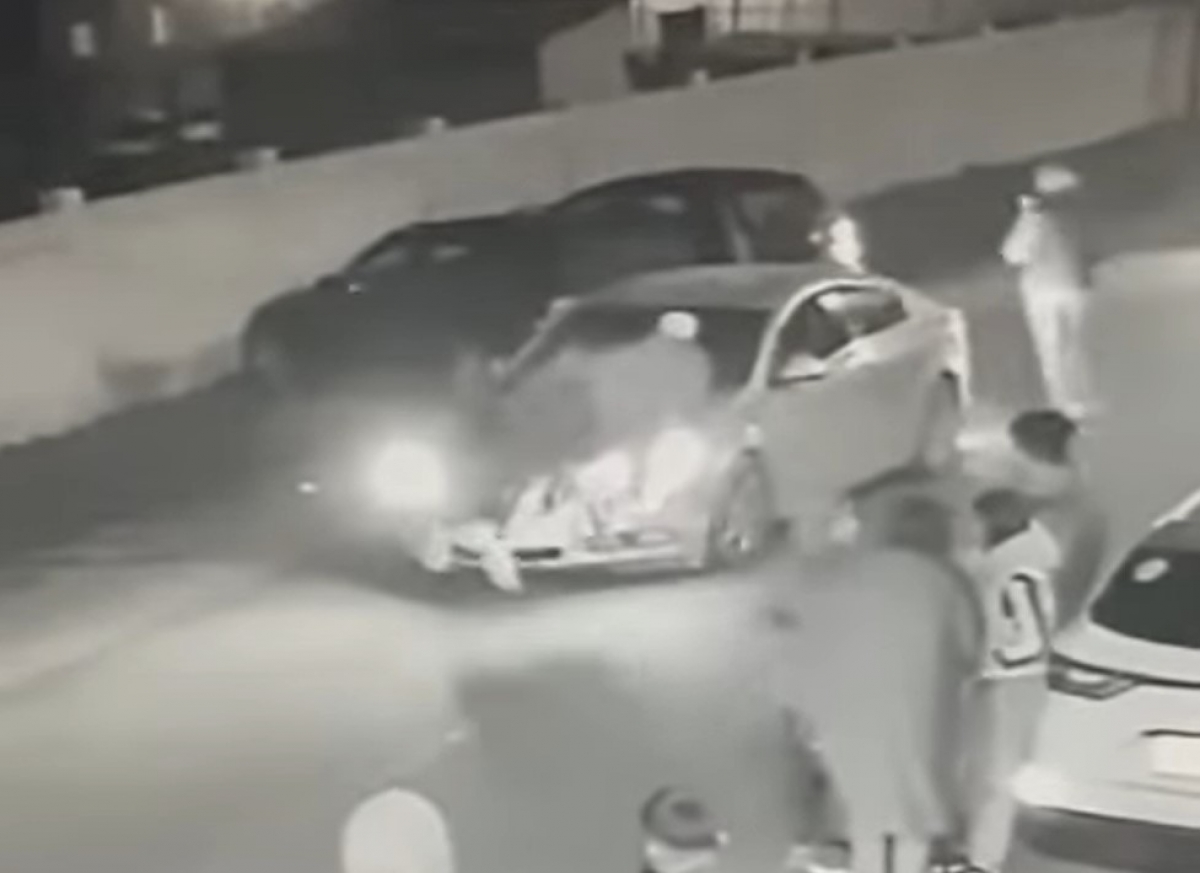 VIDEO Tineri teribiliști, aproape de o tragedie: S-au urcat pe capota unei mașini, iar apoi mașina a făcut accident