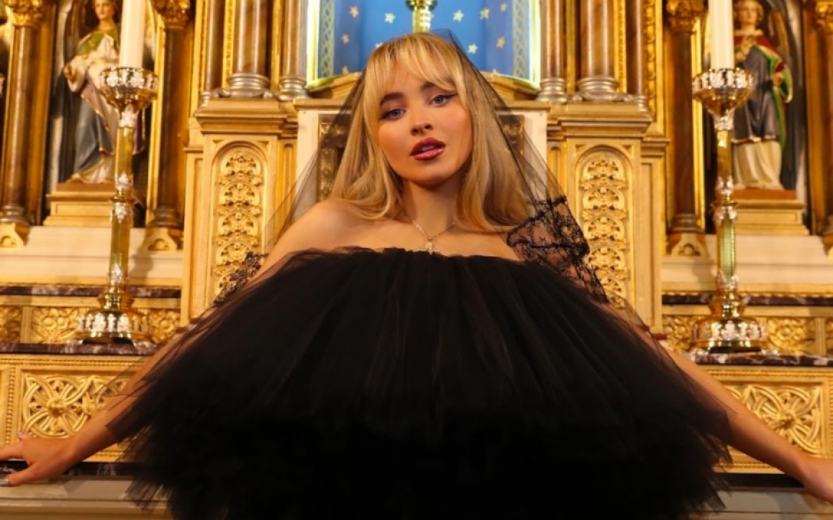 Filmarea unui videoclip în biserică cu Sabrina Carpenter a dus la demiterea preotului din New York