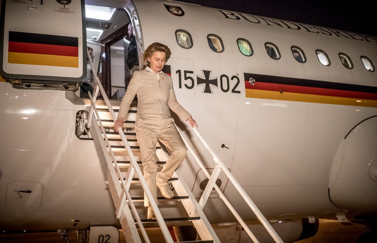 Momente de panică în avionul în care se afla Ursula von der Leyen – Șefa Comisiei Europene, nevoită să acorde primul ajutor
