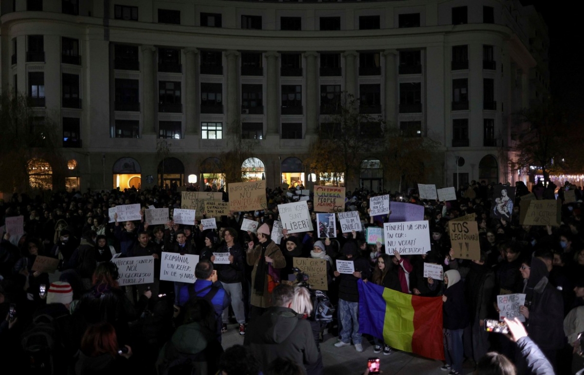VIDEO Protest în ploaie în Capitală și alte orașe: 'Nu fascism, nu război, nu Georgescu în turul doi'