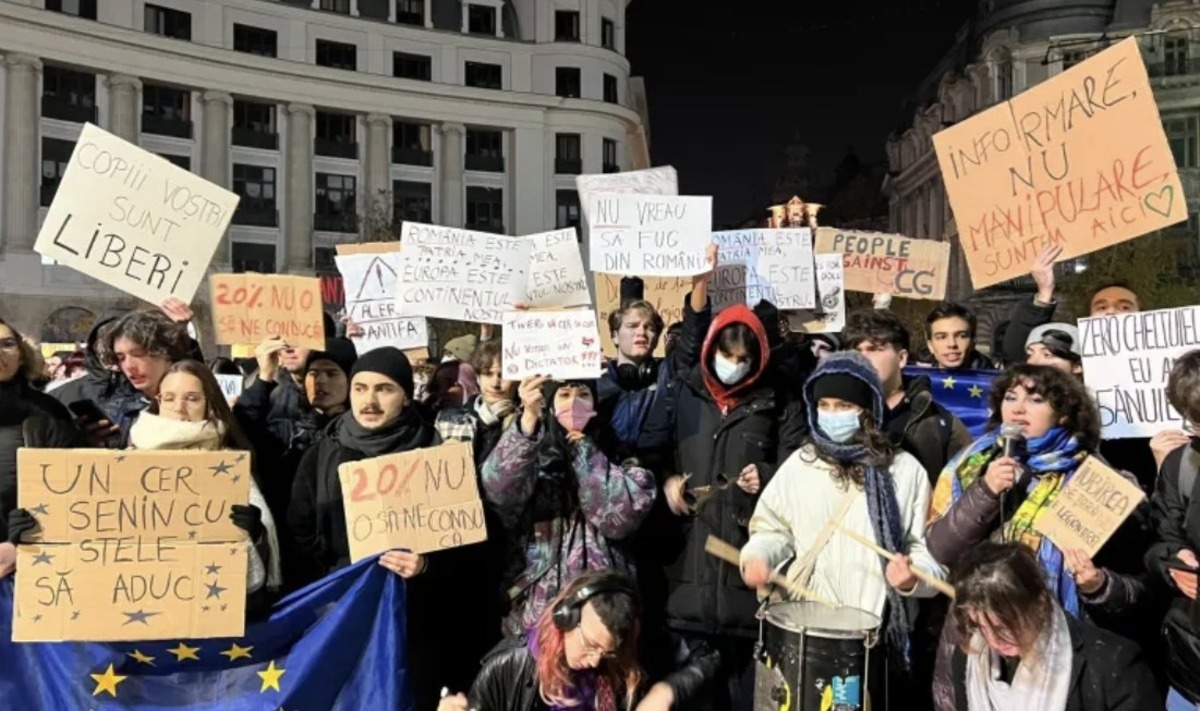 Jandarmeria, reacție fulger la protestul #REZIST din Piața Victoriei: 'Nu e autorizat!'