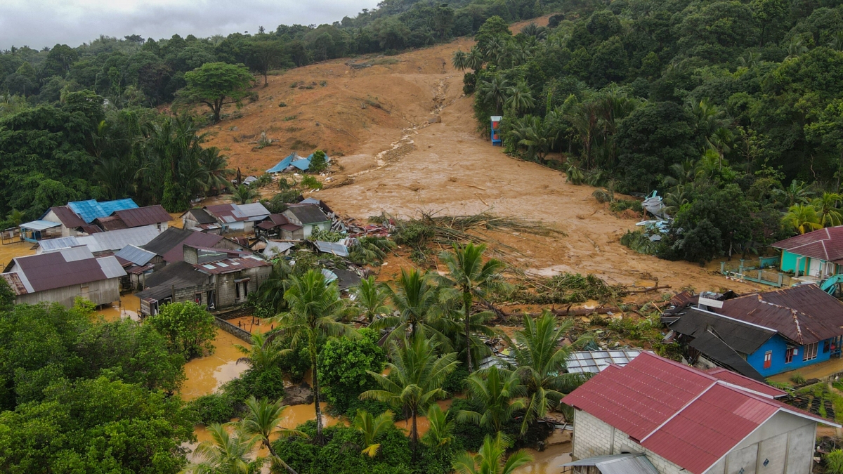 Alunecări de teren mortale în Indonezia: Salvatorii încă luptă pentru a găsi supraviețuitori