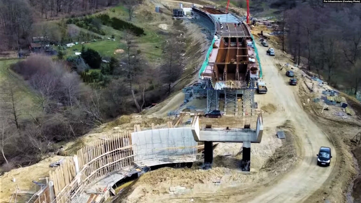Percheziții la CNAIR: procurorii lui Kovesi suspectează o fraudă la primul drum construit de chinezi în România