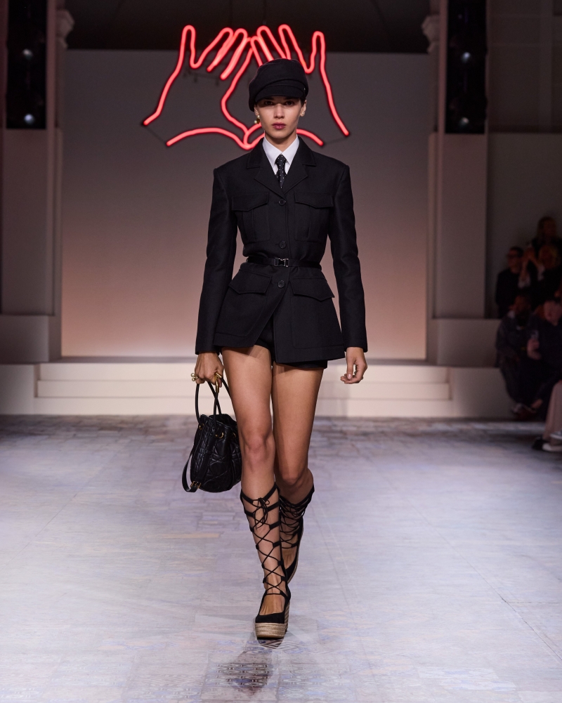 O geantă Lady Dior cu motive din folclorul autohton, model realizat de artistul Mircea Cantor, în licitaţie