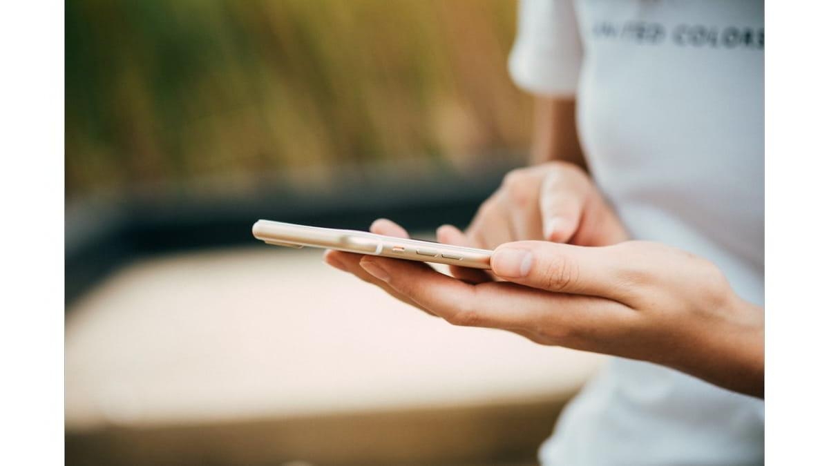 Experți: Smartphone-urile ar trebui să aibă avertismente de sănătate