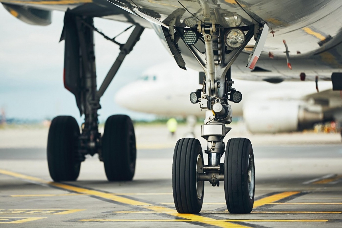 Aterizare de urgență, după ce o pasageră a tras de păr o stewardesă în avion