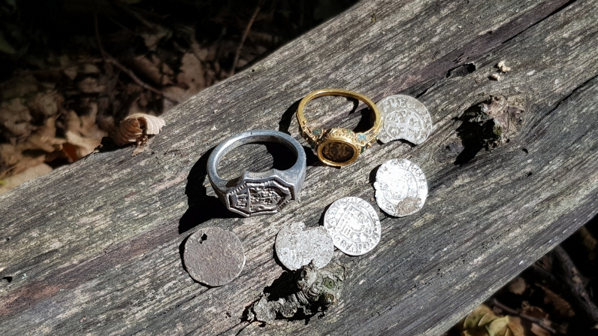 Descoperire stranie într-o pădure din România: Două inele unice, îngropate de sute de ani în locul unde s-ar fi dat o bătălie