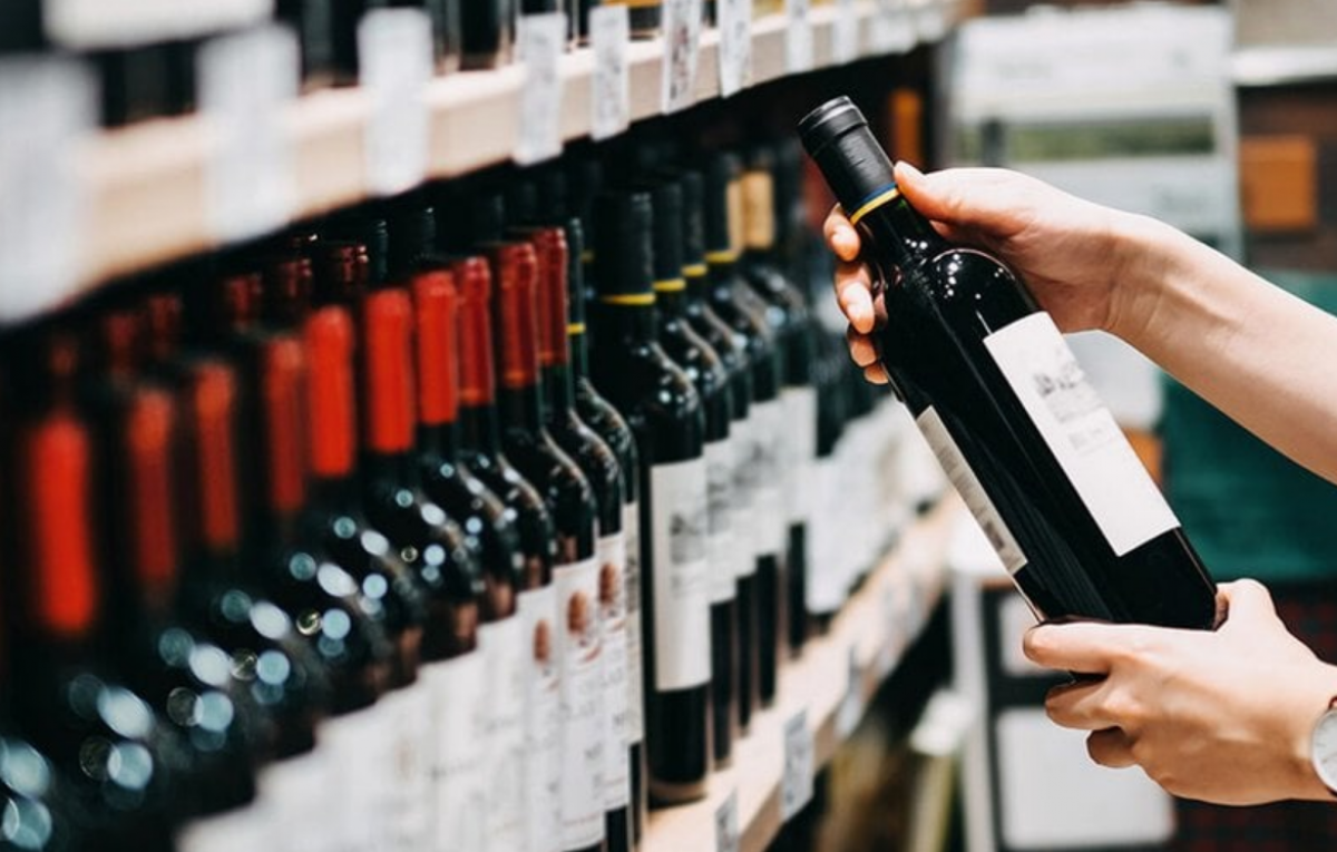 Puțini cunosc acest detaliu: de ce sticlele de vin au o adâncitură și ce rol esențial joacă