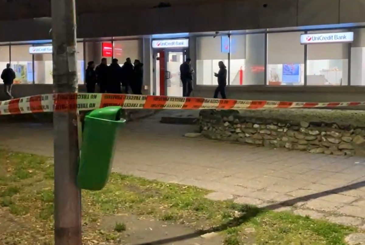 Jaf armat la o bancă din România: Un bărbat înarmat a furat o sumă mare de bani