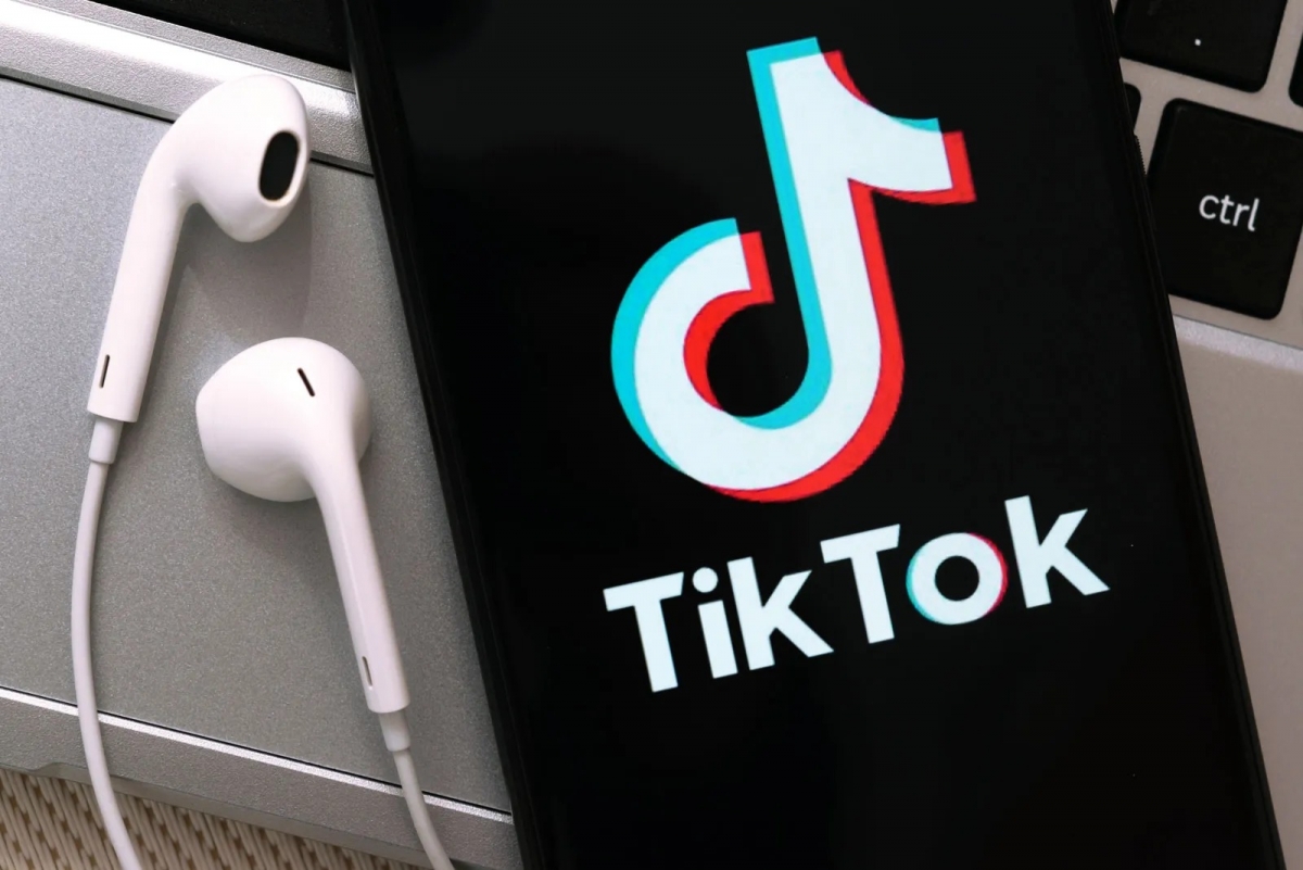 Înainte de interdicţia care se profilează pentru TikTok în SUA, creatorii de pe platformă cer fanilor să îi găsească pe Instagram sau YouTube