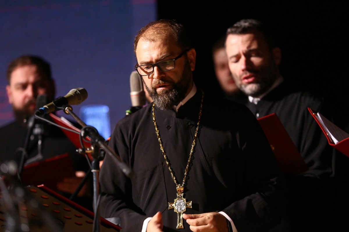 VIDEO Arhidiaconul Mihail Bucă, cel mai mare psalt din istoria Bisericii Ortodoxe Române, a primit Crucea Mitropolitană de la mitropolitul celor două Americi