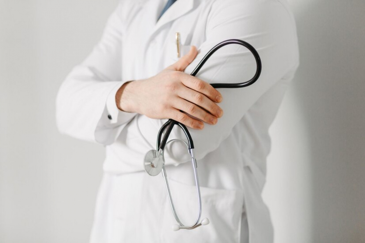 Inovație medicală: Un stetoscop dotat cu AI poate diagnostica insuficiența cardiacă, bolile de valve și aritmiile în doar 15 secunde