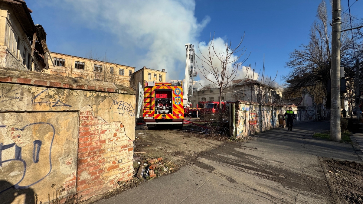 FOTO Incendiu violent la o clădire a Liceului Timpuri Noi / Au fost alertate 10 autospeciale de stingere