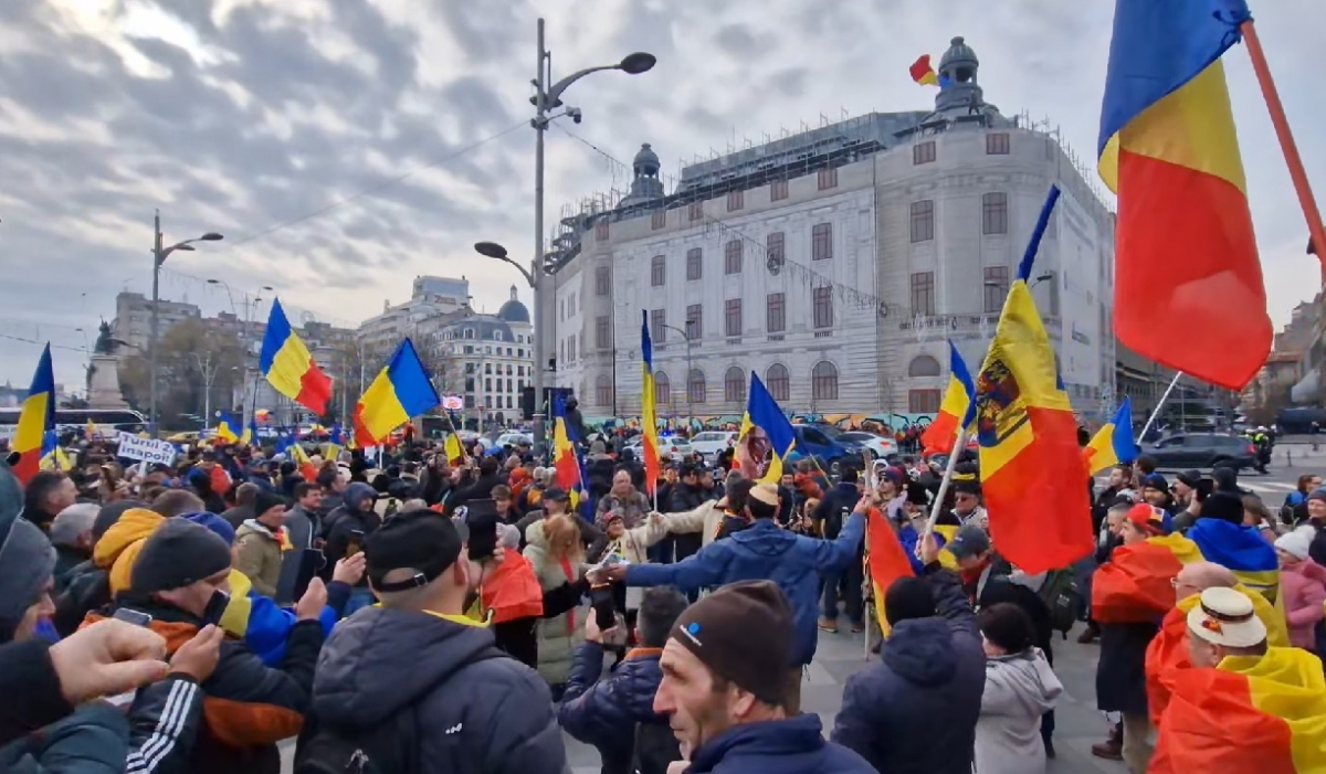 VIDEO Protestatarii încep să se strângă în Piața Universității – Zeci de steaguri tricolore și pancarte cu 'Turul 2 înapoi'