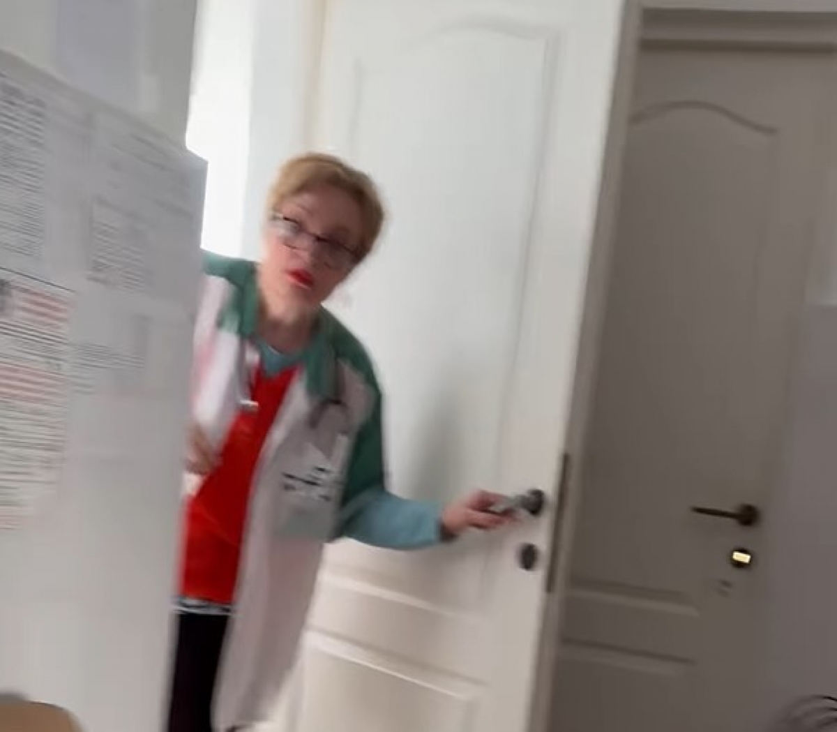 VIDEO Comportament uluitor al unui medic de familie din Vâlcea: 'Iar veniși? Făi fetiţo, taci din gură în fața mea'