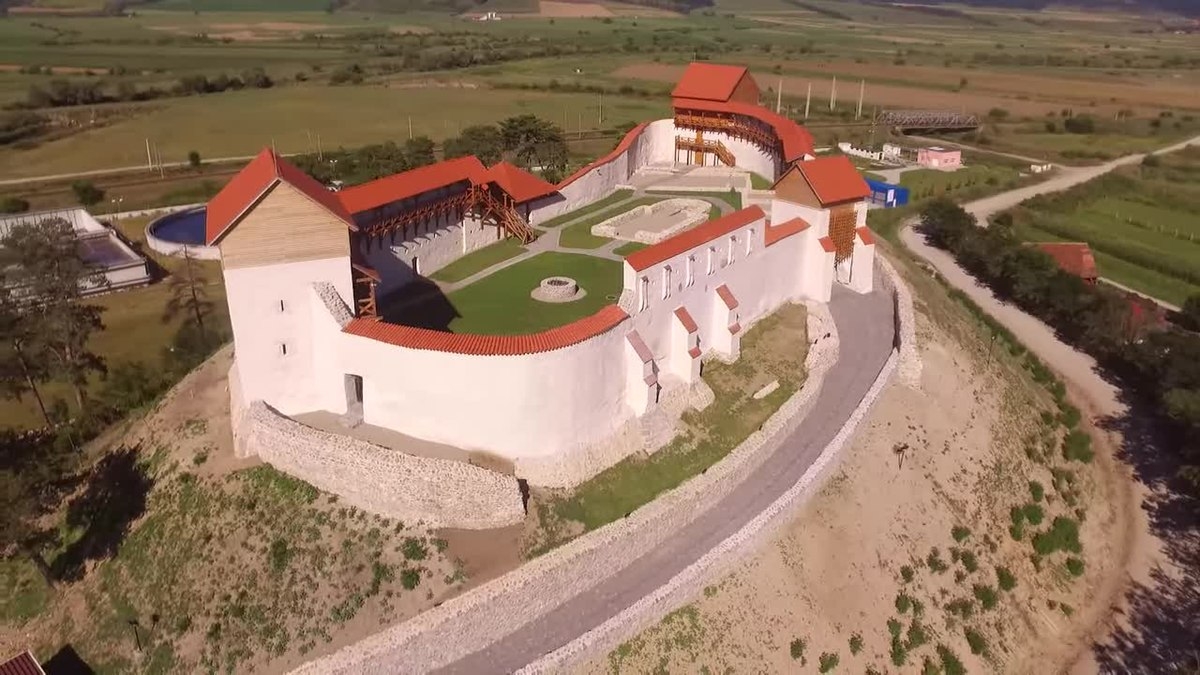 O bijuterie medievală, aflată la doar 20 de km de Brașov, distrusă de turci și de Vlad Țepeș