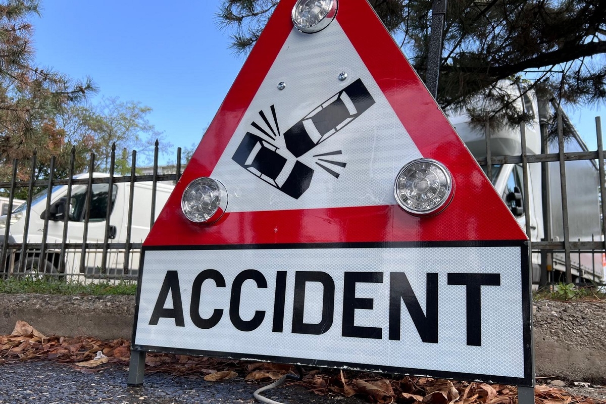 Trafic restricționat pe DEX 12 după un accident între o dubiță și un TIR