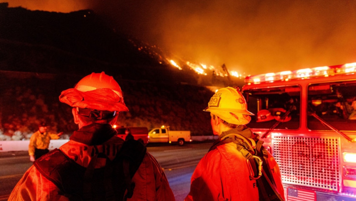 Incendiile devastatoare din Los Angeles au fost declarate complet izolate de pompieri, după ce au fost active mai mult de trei săptămâni