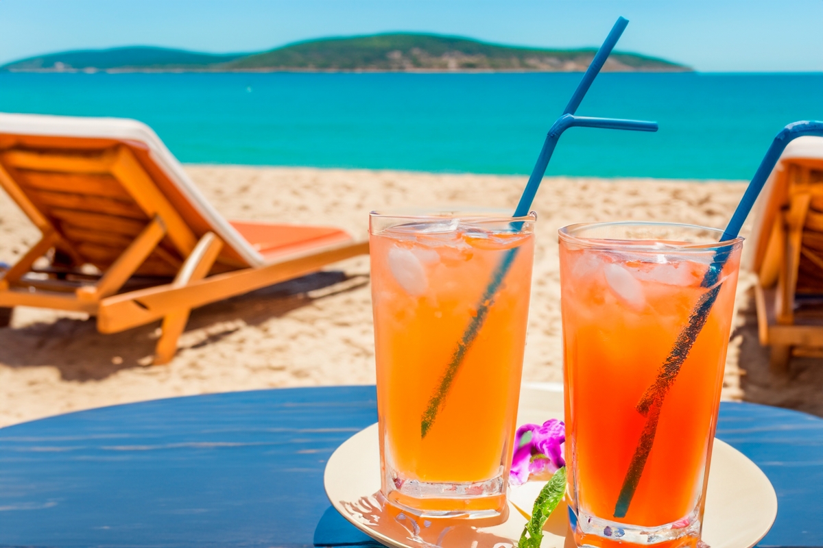 Pericolele tăcute ale vacanțelor all-inclusive: ce pierd românii ignorând realitatea paradisului

Vacanțele all-inclusive sunt adesea văzute ca soluția perfectă pentru a te bucura de o escapadă fără griji. Însă, în spatele acestui concept atrăgător se ascund unele capcane pe care mulți turiști le ignoră. Deși promisiunile de relaxare totală și confort abundent sunt seducătoare, există repercusiuni pe care românii le ignoră atunci când aleg să se cazeze în astfel de locuri.

Unul dintre cele mai mari dezavantaje este limitarea experiențelor autentice. În loc să exploreze cultura locală și să interacționeze cu comunitatea, mulți resorteri se limitează la complexurile hoteliere, ratând astfel ocazia de a descoperi tradițiile și frumusețile locului.

De asemenea, prețul plătit inițial pentru vacanța all-inclusive poate părea atractiv, dar adesea ascunde costuri suplimentare. Din dorința de a se bucura de tot ce oferă hotelul, turiștii pot ajunge să cheltuie mai mult decât s-ar fi așteptat, prin activități opționale sau servicii extra.

În plus, confortul excesiv al unor astfel de vacanțe poate duce la o stare de letargie. Răsfățurile de care se bucură la hotel îi pot face pe turiști să nu mai aprecieze micile plăceri ale vieții, cum ar fi plimbările pe plajă sau explorarea locurilor neștiute.

Un alt aspect important de menționat este impactul asupra mediului. Resorturile mari consumă resurse considerabile și pot duce la degradarea zonelor naturale. Această latură a turismului nu este adesea discutată, dar este esențial să luăm în considerare efectele pe termen lung asupra planetei noastre.

Așadar, deși vacanțele all-inclusive pot părea tentația perfectă pentru o evadare, e important să ne gândim și la costurile reale ale alegerilor noastre. Un sejur autentic, care include interacțiuni cu localnicii și explorarea regiunilor neașteptate, poate oferi o experiență mult mai bogată și memorabilă.