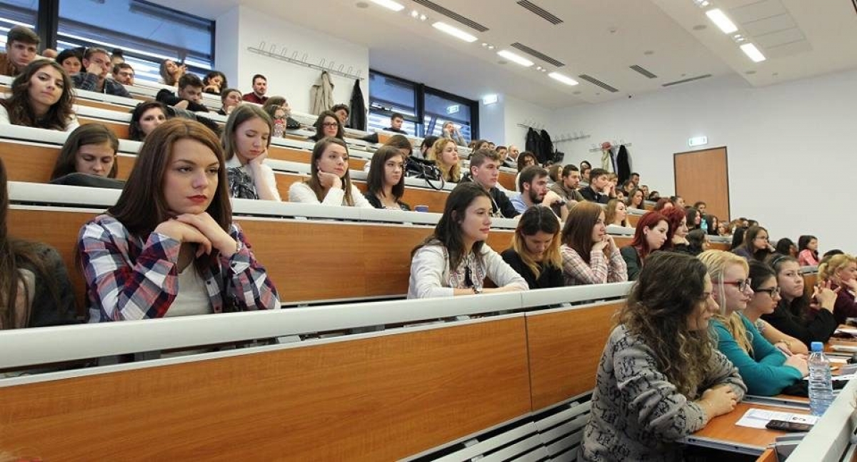 Zeci de studenţi au protestat, pentru a doua zi, împotriva intenţiei Guvernului de a le reduce bursele