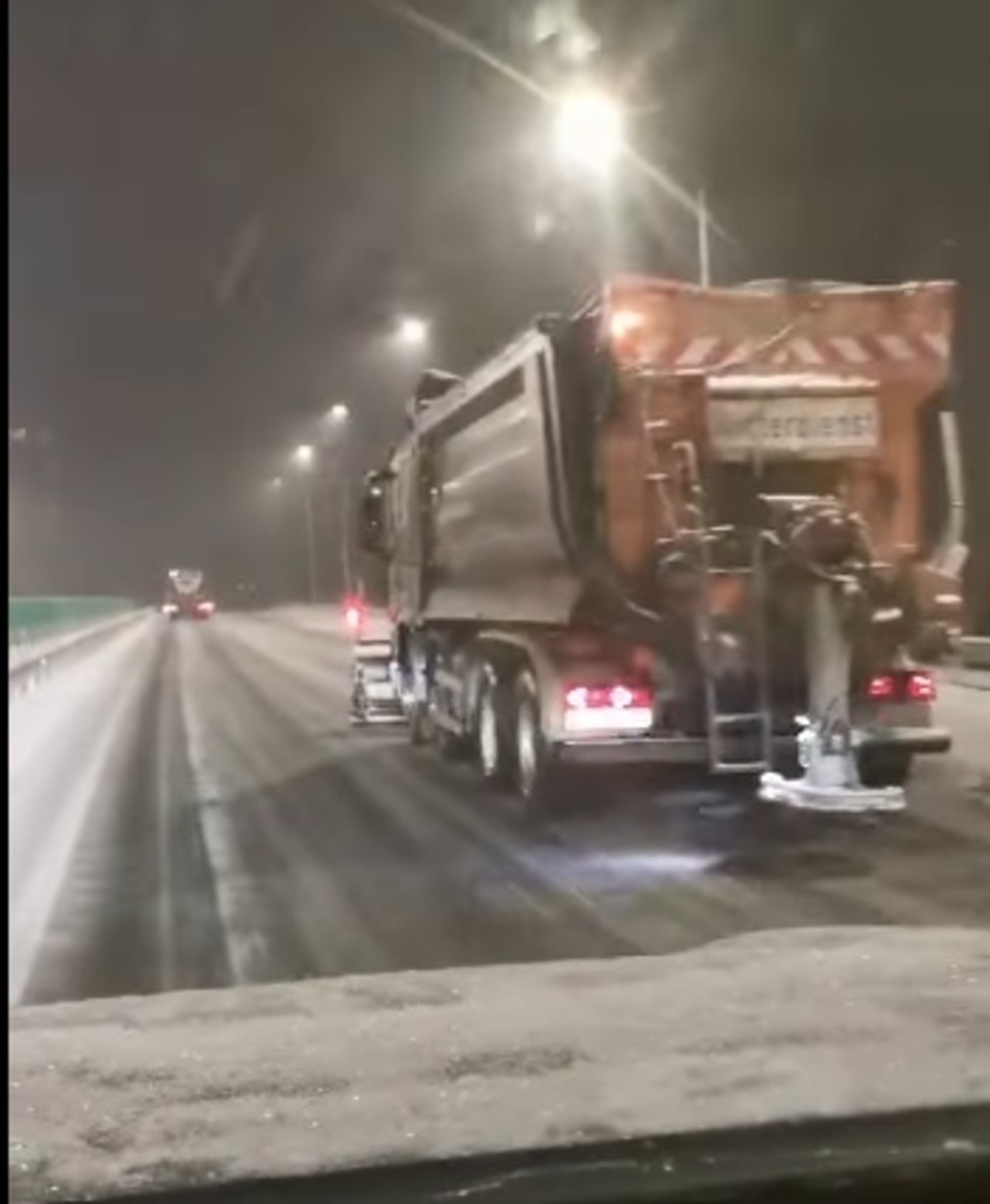 VIDEO Zăpadă pe DN1: Pe parcursul nopții au fost folosite peste o sută de utilaje