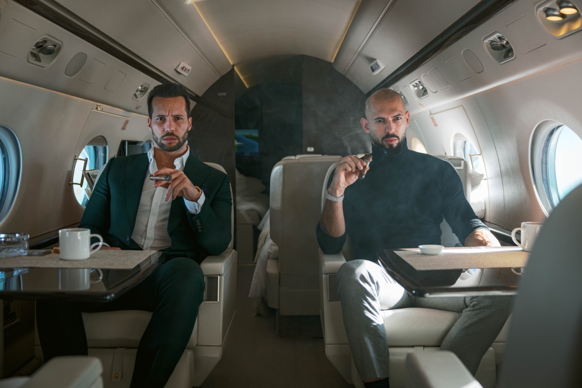 VIDEO Dialogul incredibil pe care l-au purtat frații Tate în avion. Amenințări la adresa României: 'O să plătească pentru ce au făcut'