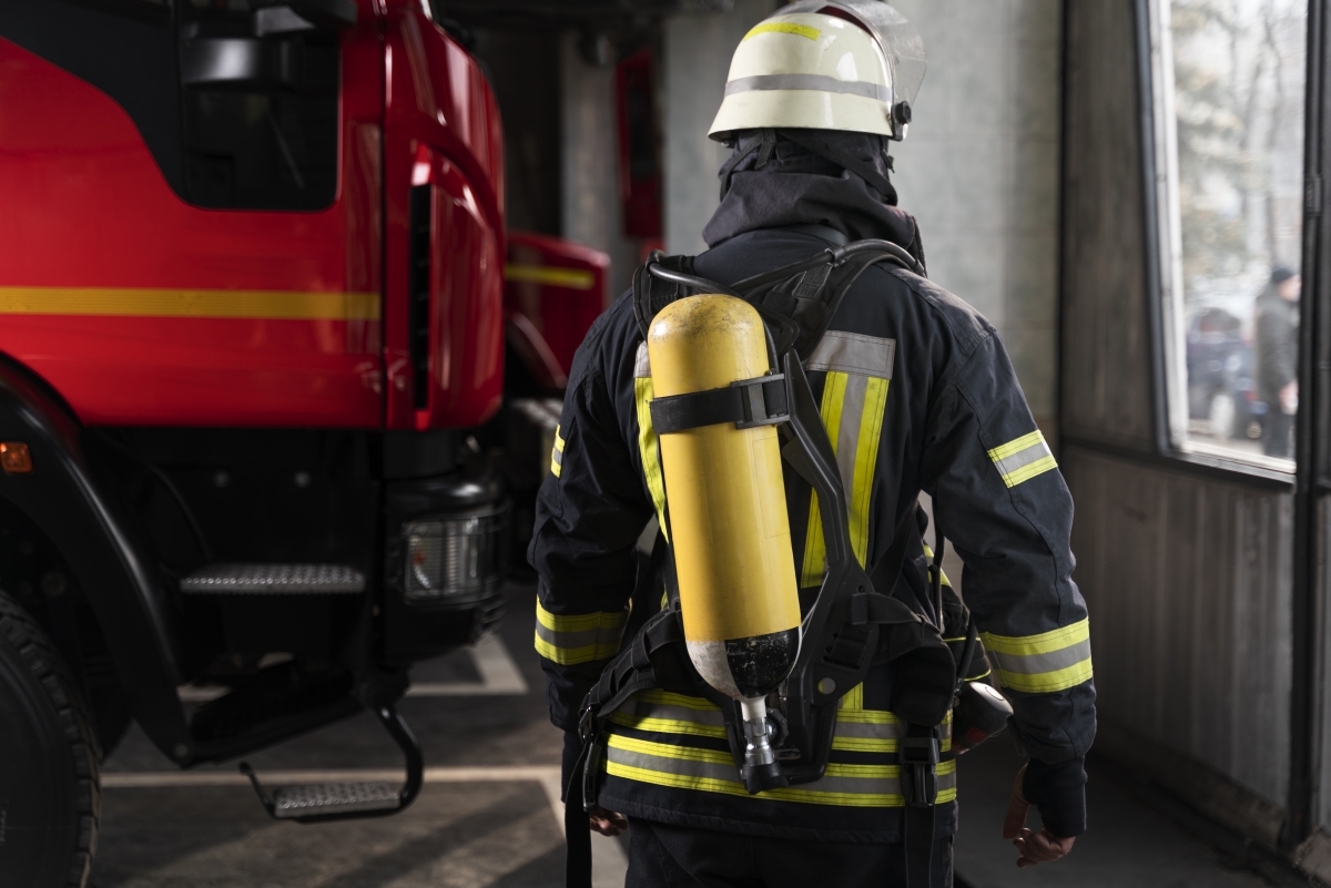 Atelier de tâmplărie distrus de un incendiu. Proprietarul a suferit arsuri la braţe