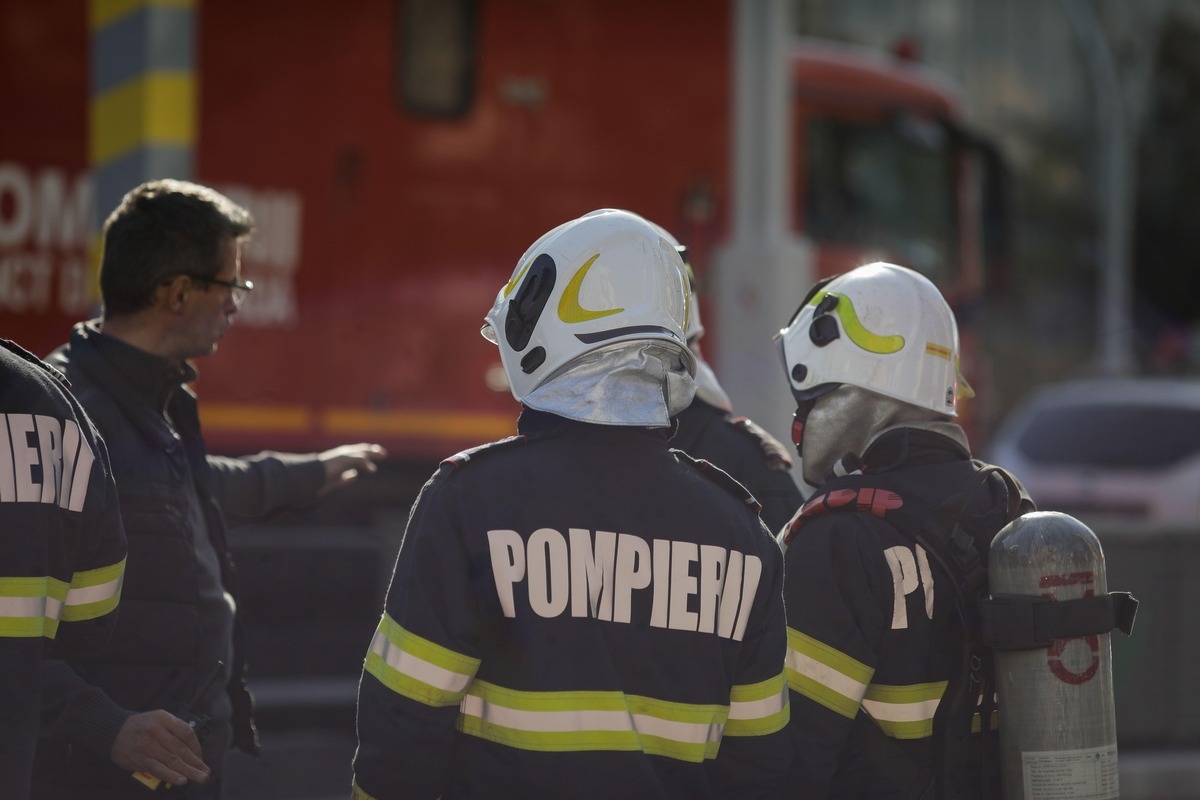 Incendiu violent la un utilaj agricol în apropiere de Cerna – Pompierii au intervenit de urgență