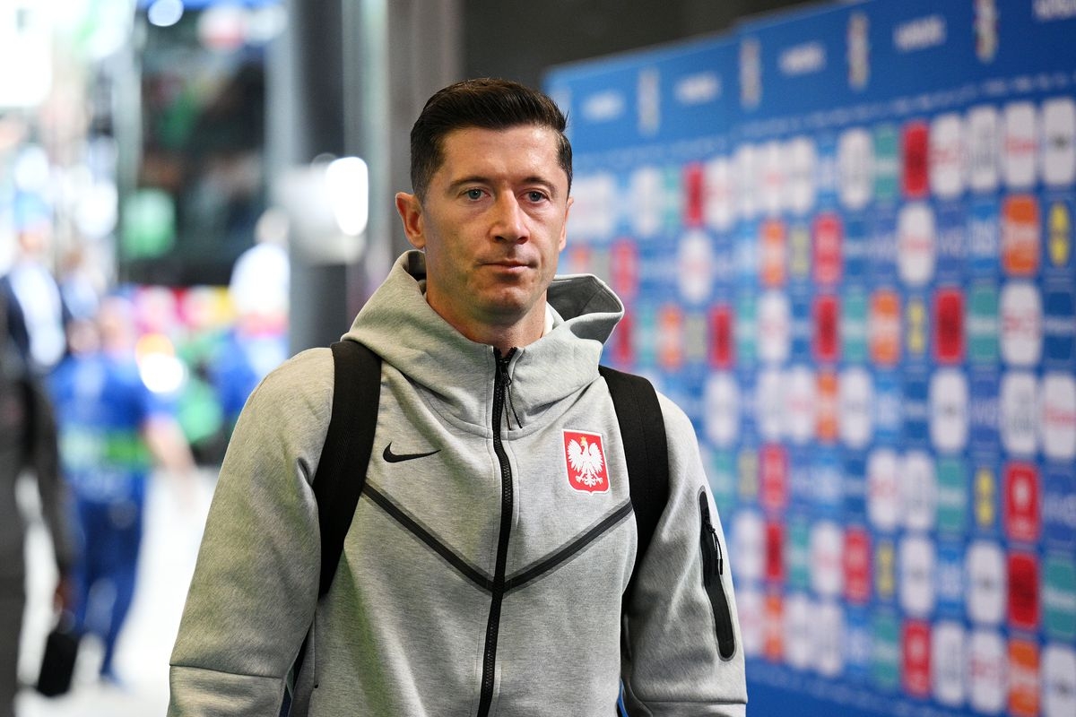 Robert Lewandowski, o vedetă a fotbalului mondial, a suferit recent o accidentare cu câteva zile înainte de finala Cupei Spaniei. Sot de întrebări, fanii se întreabă dacă starul barcelonez va reuși să fie pe teren pentru meciul crucial împotriva rivalilor de la Real Madrid. Deși detalii despre gravitatea leziunii încă nu sunt clare, suporteri și coechipieri speră să-l vadă jucând în acest meci decisiv. Cu siguranță, absența sa s-ar simți profund în echipa catalană, având în vedere aportul său esențial pe teren. Așadar, toată atenția este acum pe Lewandowski, așteptând vești optimiste în zilele următoare.
