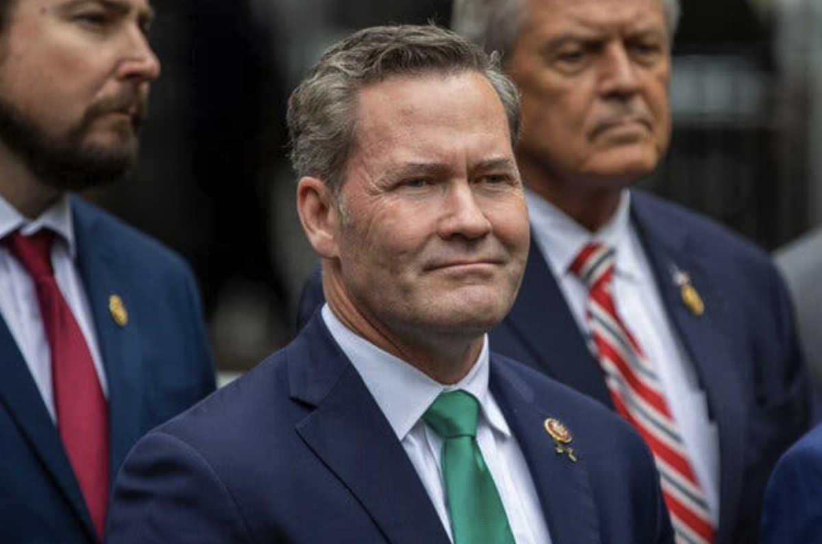 Detalii despre cum și de ce a fost adăugat jurnalistul la chatul 'Signalgate'. Trump s-a înfuriat din cauză că sfătuitorul său avea salvat numărul jurnalistului