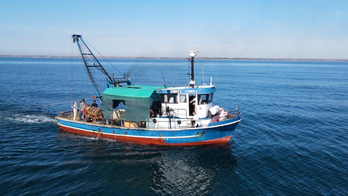 Pescador neînregistrat, cu motor furat, prins în largul Mării Negre: la bordul ambarcaţiunii au fost găsite peste 730 de kilograme pește
