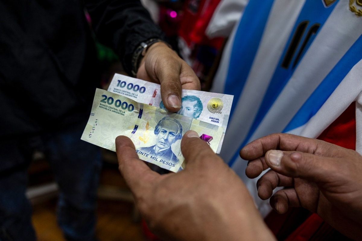 Argentina navighează pe mări agitate: Acord de 20 miliarde $ cu FMI și o liberalizare impresionantă a peso-ului