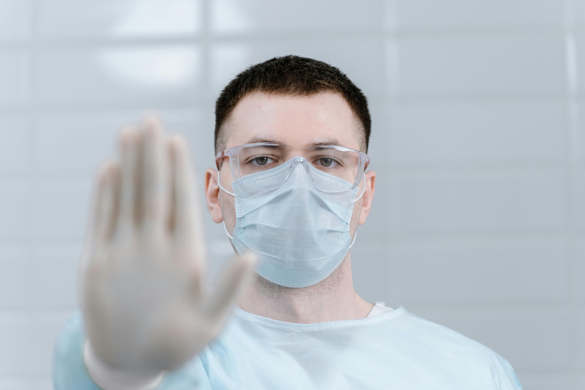 Bolojan semnează o lege delicată: Vrei să mulțumești medicului? Cum se schimbă și se legalizează 'atențiile'