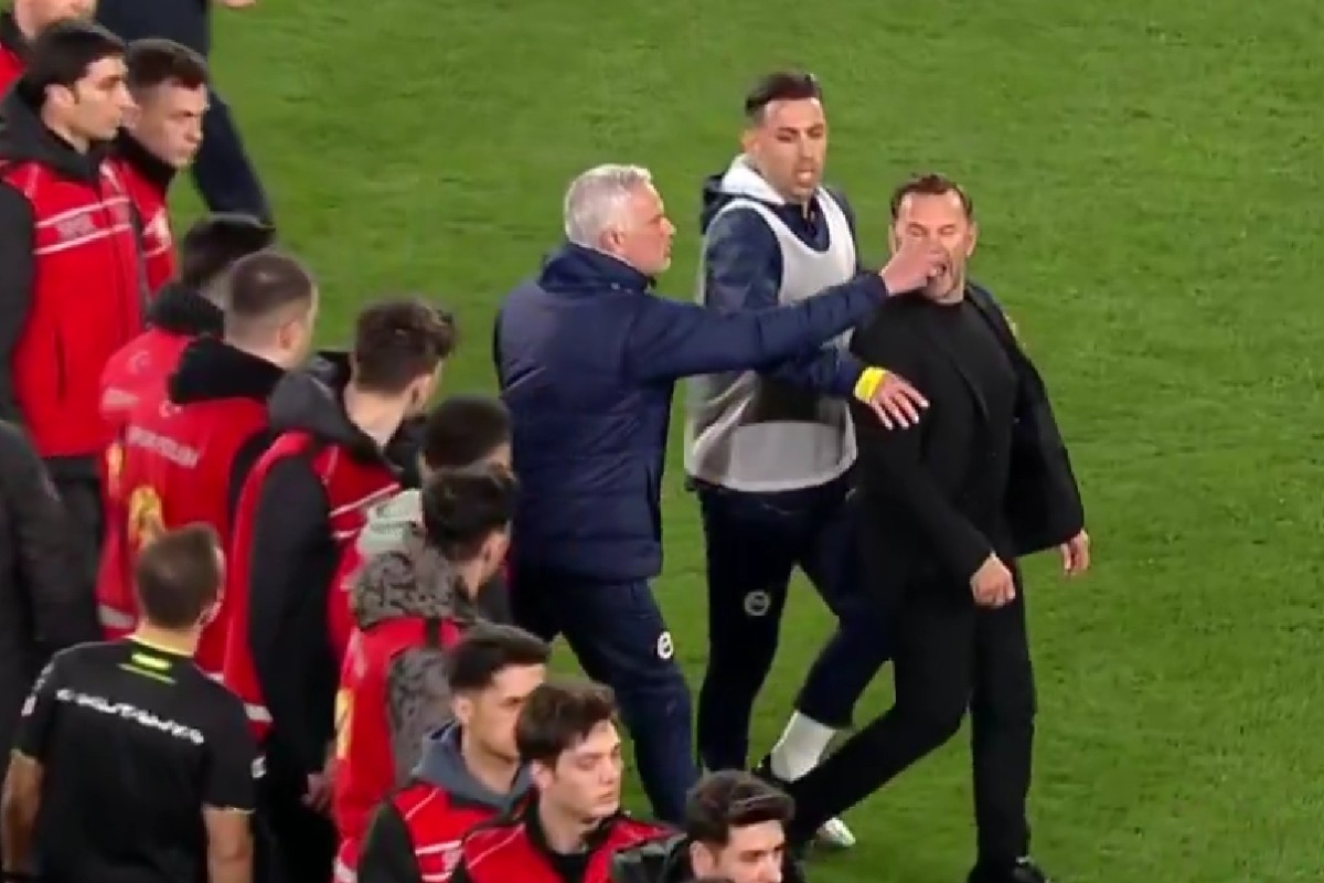 Jose Mourinho a fost suspendat pentru trei meciuri, după ce l-a ciupit de nas pe antrenorul echipei Galatasaray