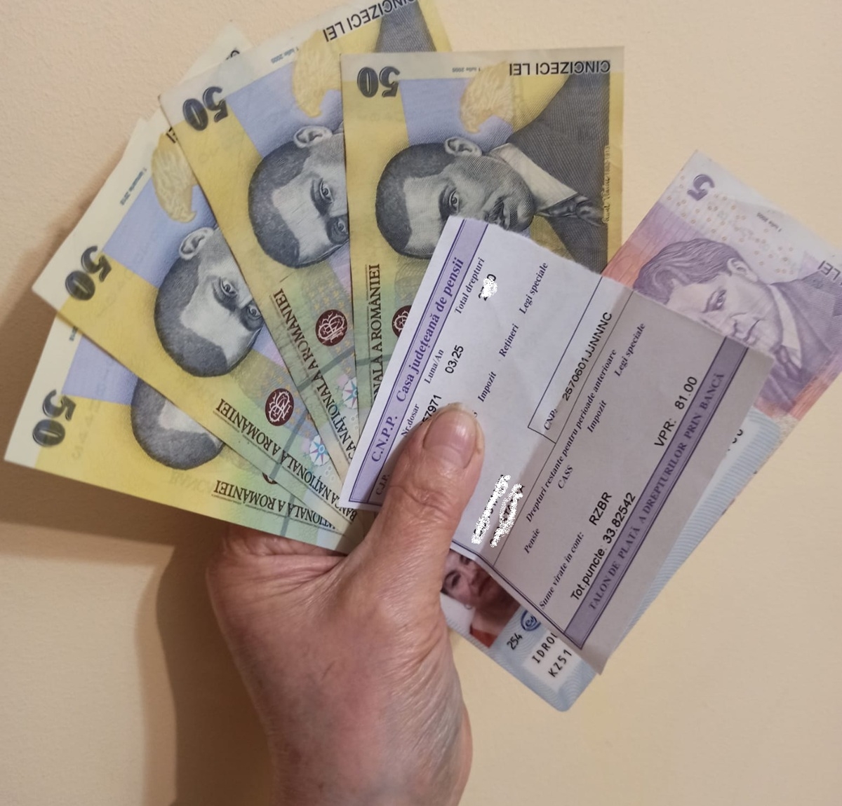 Anunțul așteptat de toți pensionarii din România: Când intră pensiile în aprilie. Tot atunci intră și bonusul de la Guvern