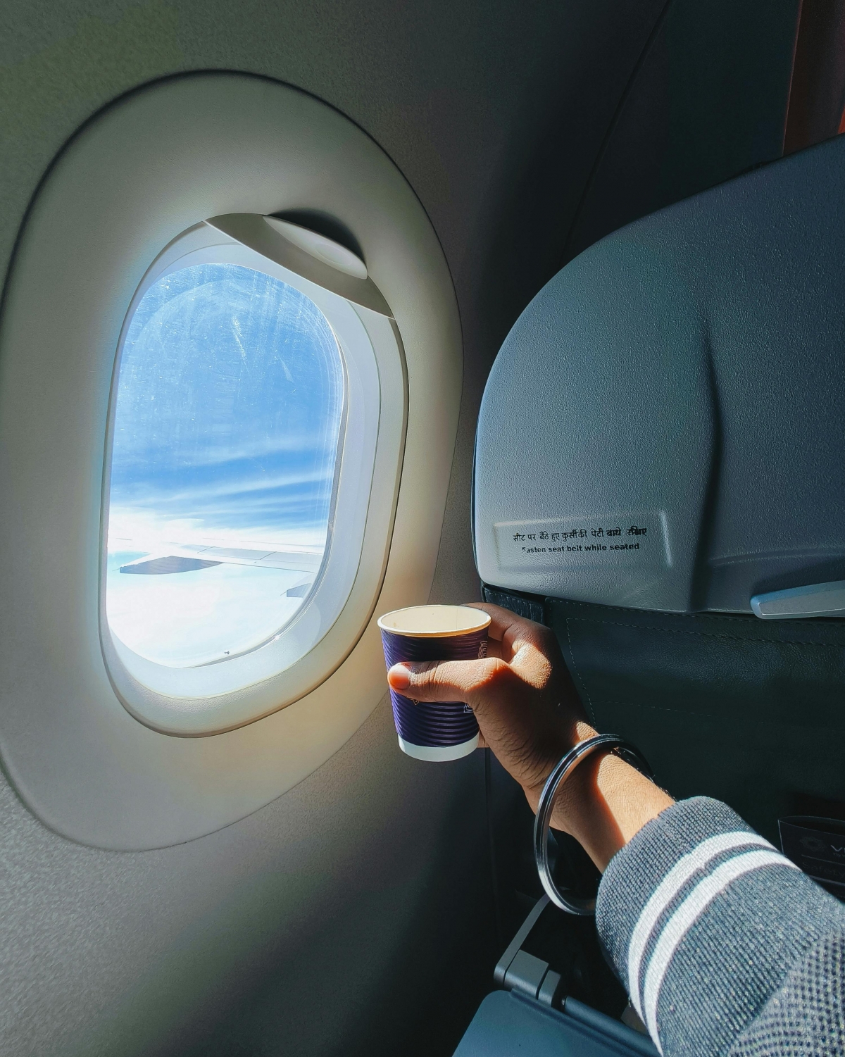 Motivul pentru care cafeaua din avion are un alt gust. Explicațiile științifice din spatele aromei alterate