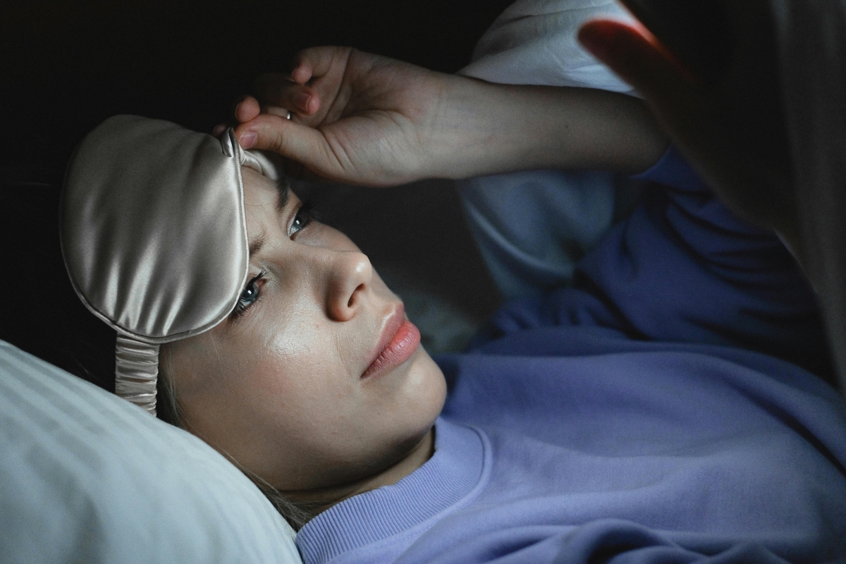 Utilizarea telefonului înainte de culcare duce la insomnie. Rutina de seară care afectează pe termen lung