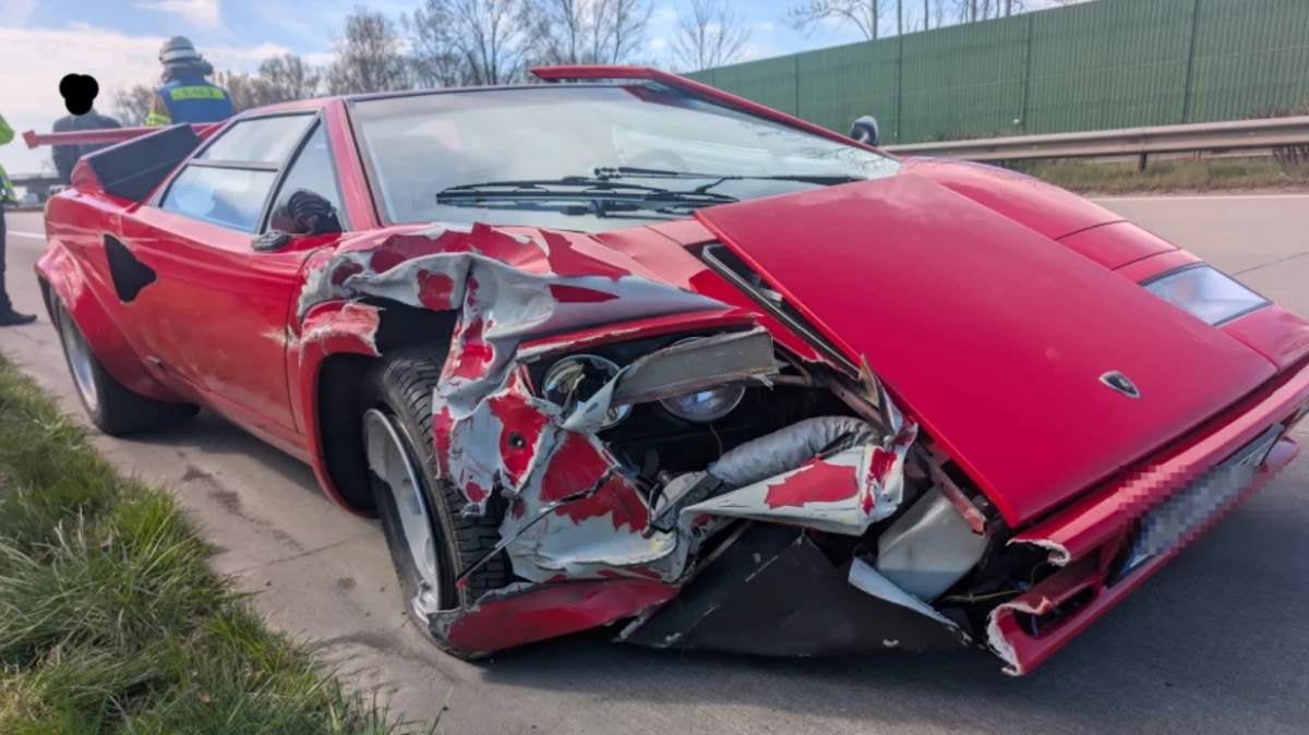 Cursa nebună a unui bunic de 83 de ani: A zdrobit un Lamborghini de colecție pe autostradă; 200.000 de euro daune