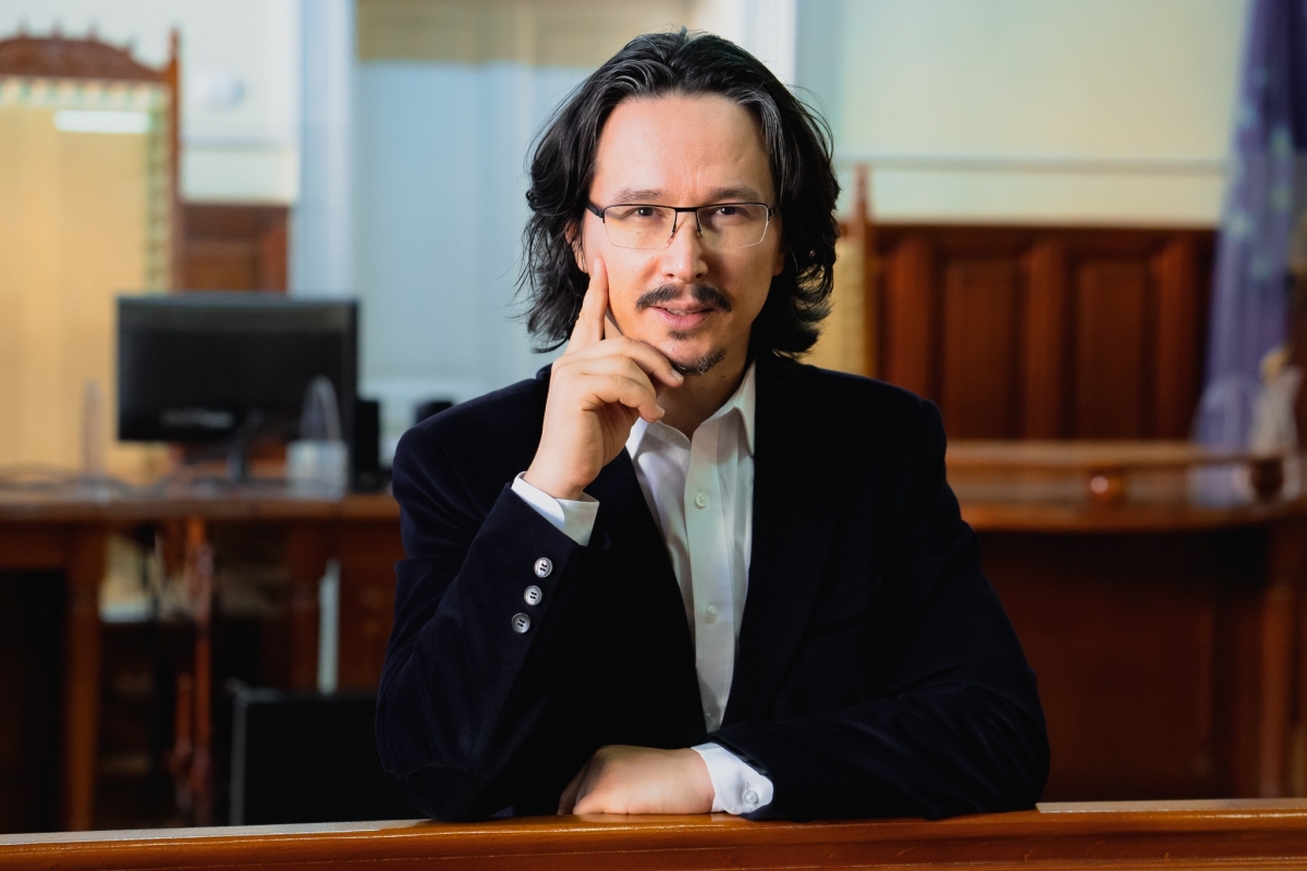 Cristi Dănileț, figura polarizantă din peisajul politic românesc, își intensifică susținerea pentru Nicușor Dan, ieșind din nou în față cu declarații care stârnesc reacții. Fost judecător și activist, Dănileț nu se sfiește să critice deschis instituțiile statului, ceea ce îi aduce atât susținători, cât și adversari. Campania sa pentru primarul capitalei evidențiază nu doar propriile sale idei, ci și o dorință profundă de a răspândi o viziune alternativă asupra conducerii orașului. Fie că vizează corupția sau ineficiența în administrație, mesajul său ajunge la o audiență tot mai mare, provocând dezbateri aprinse în rândul opiniei publice.