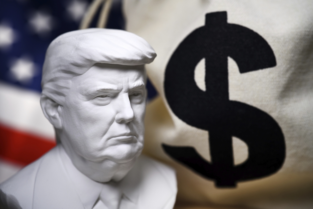 Dolarul coboară brusc, aurul se scumpește: Donald Trump stârnește un scandal și haosul se instalează