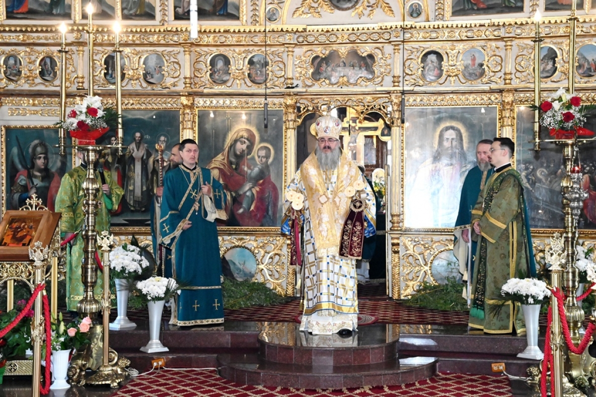 VIDEO PS Ambrozie a slujit în biserica din Smârda: 'Dumnezeul milei este milostiv, dar este și drept atunci când oamenii fac nedreptăți'