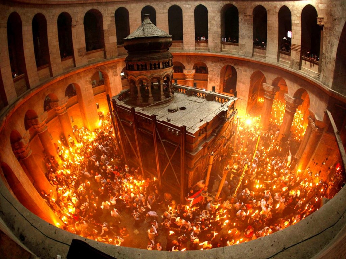 Cum se răspândește Sfânta Lumină de la Ierusalim către creștinii din România: Drumul dictate de biserică