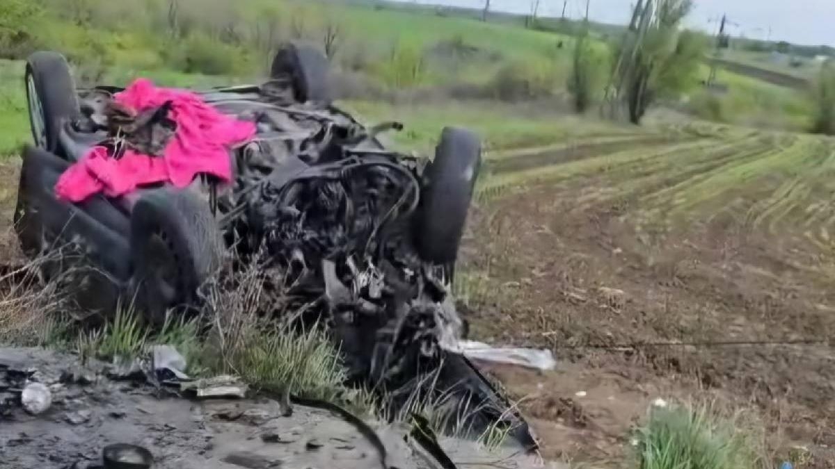 Accident serios în Mehedinți: Trei răniți după ce un autoturism a intrat în coliziune cu un cap de pod și s-a răsturnat